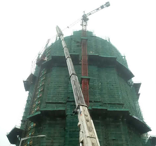 新余市吊车在工地上作业